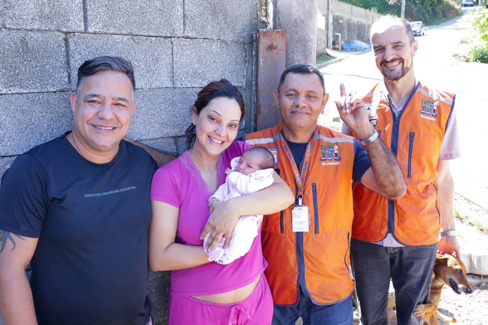 Durante fiscalização de rotina, agentes de Defesa Civil salvam recém-nascida que estava engasgada