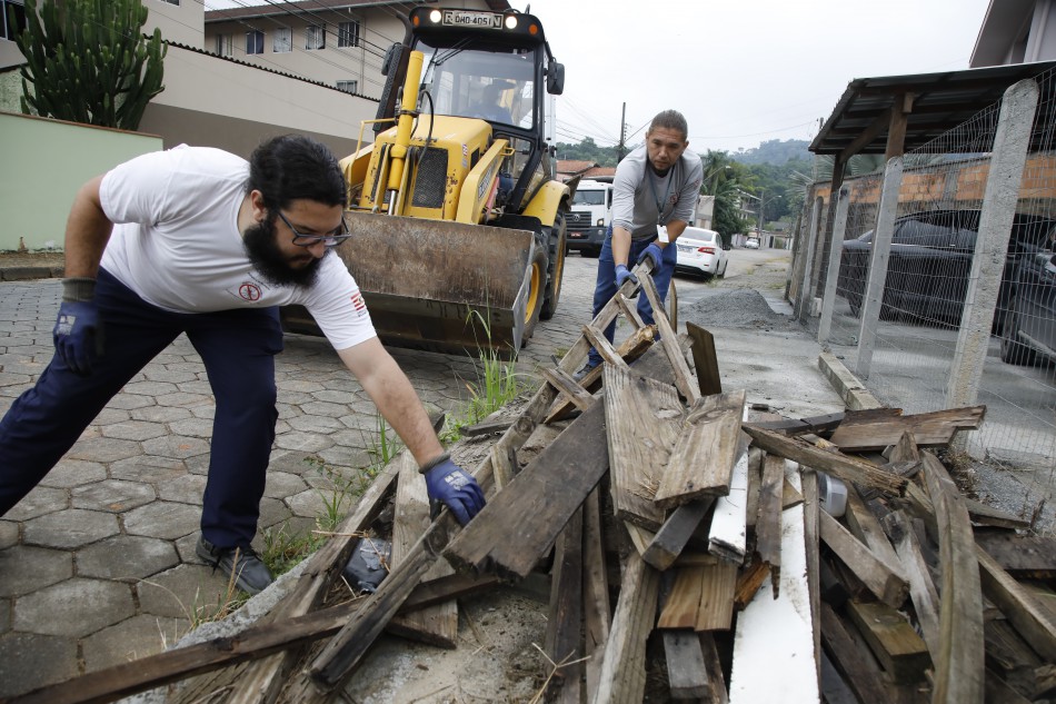 Prefeitura intensifica combate à dengue com limpeza no bairro Escola Agrícola neste sábado, dia 17