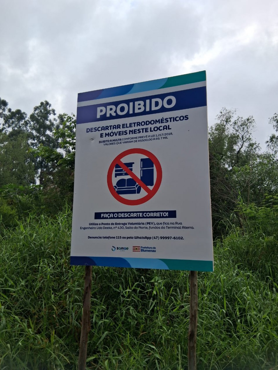 Samae instala placas e reforça combate ao descarte irregular de móveis e eletrodomésticos em Blumenau