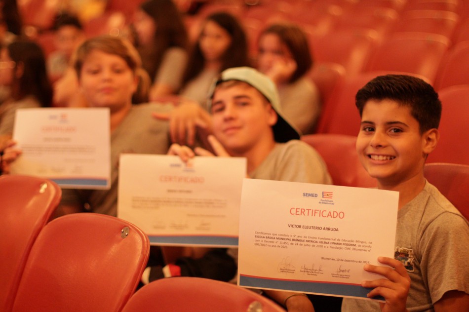 Prefeitura de Blumenau realiza formatura de estudantes bilíngues da rede municipal