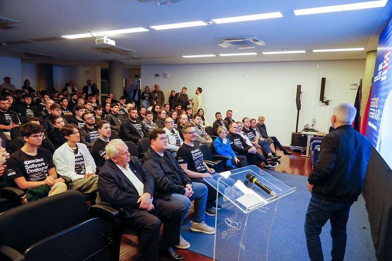 Aula sobre empreendedorismo e o futuro da tecnologia abre o +Devs2Blu 2025