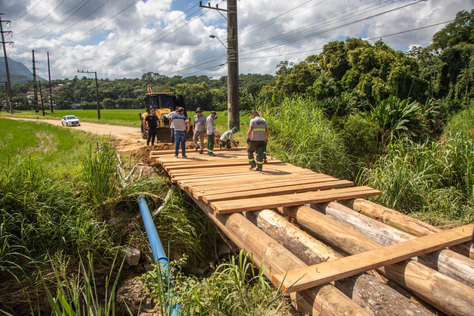 Prefeitura realiza manutenção em ponte de madeira na Itoupava Central e libera trânsito no local