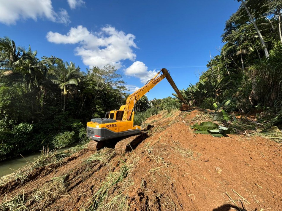 Prefeitura intensifica limpeza de ribeirões e drenagem em Blumenau