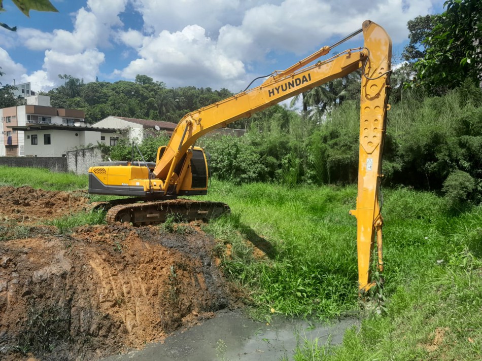 Município realiza limpeza de ribeirão na região do Dique da Santa Efigênia 