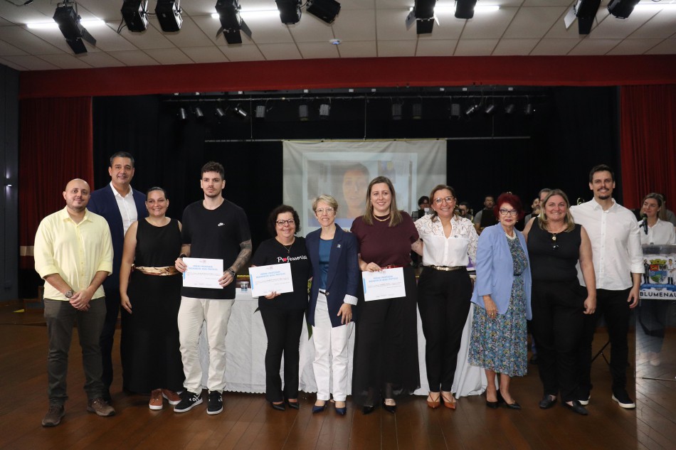 Prefeitura premia 30 professores no Prêmio Professor Inovador de Boas Práticas