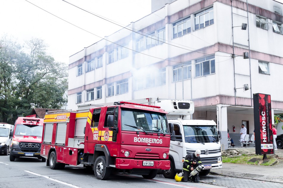 Defesa Civil e Bombeiros promovem simulado de evacuação no Hemosc de Blumenau