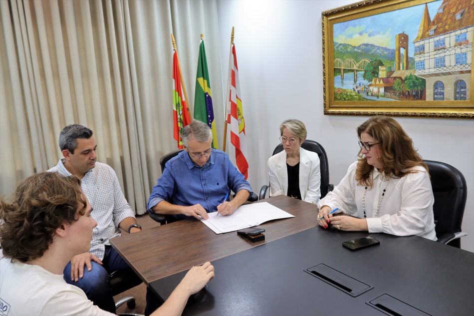 Prefeitura e Furb firmam termo de cooperação para desenvolver ações vinculadas ao Programa Universidade Gratuita
