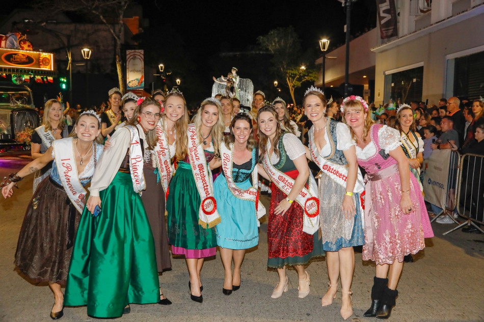 Desfile de Abertura da 40ª Oktoberfest reúne gerações de realezas na Rua 15 de Novembro