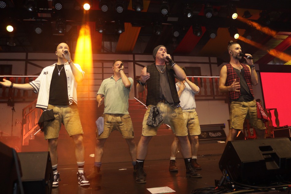 Primeiro show da VoxxClub na Oktoberfest contagia público da festa