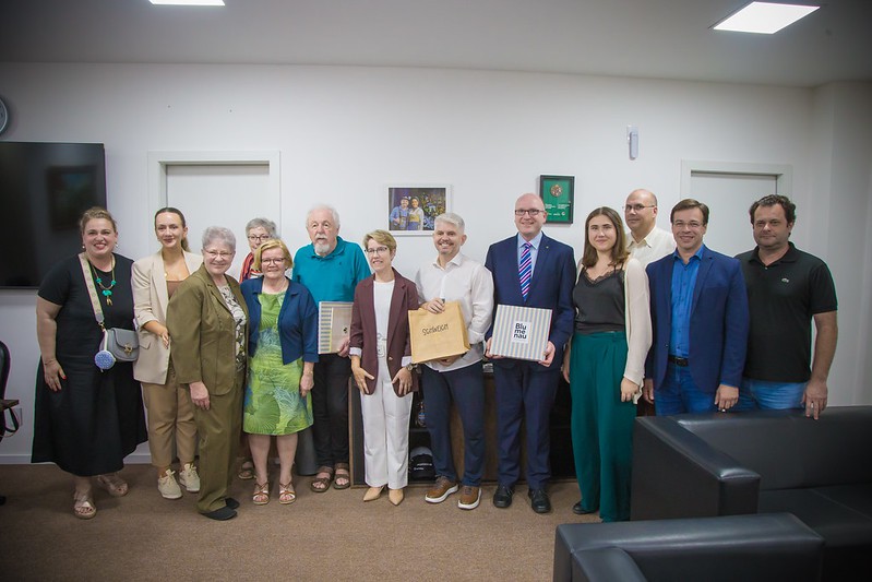Comitiva alemã visita Blumenau para estreitar laços culturais e institucionais