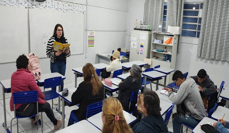 Blumenau investe na alfabetização de jovens, adultos e idosos com nova formação para educadores