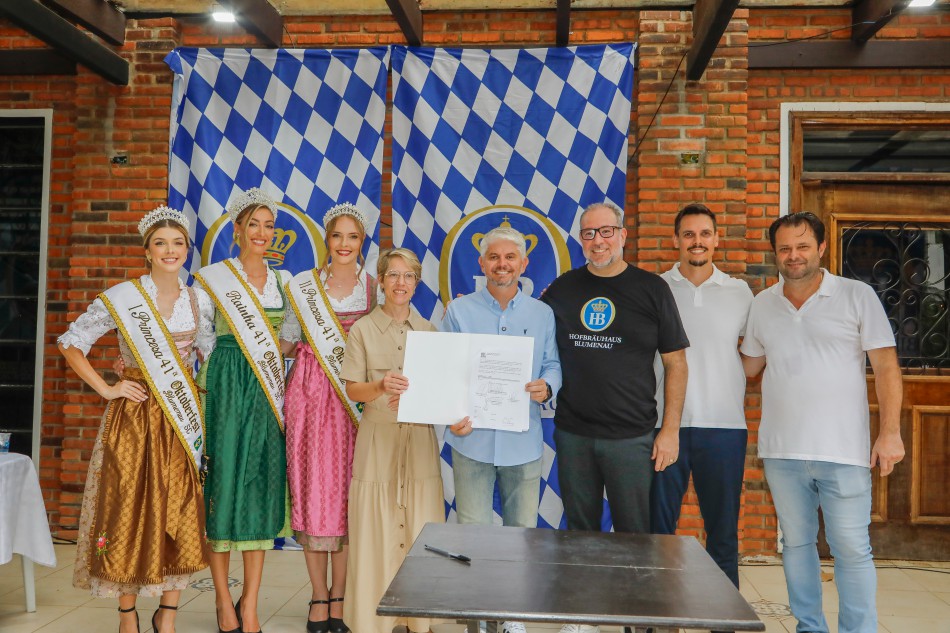 Assinatura simbólica marca a chegada da Hoffbräuhaus em Blumenau