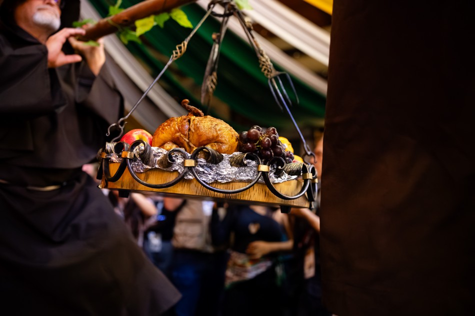 Oktoberfest Blumenau amplia cardápio alemão com porco no rolete e kebab