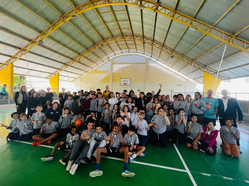 Projeto de Blumenau que leva o hóquei da quadra para a sala de aula é selecionado para livro estadual de Educação Física