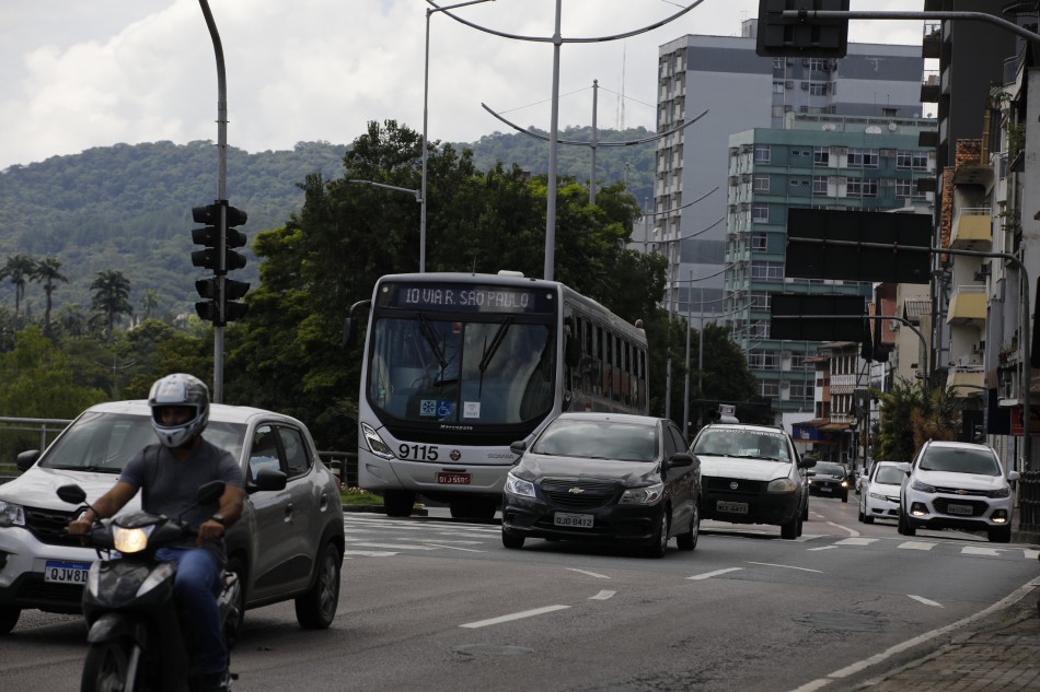Prefeitura orienta motoristas e pedestres sobre cuidados no trânsito durante a volta às aulas em Blumenau