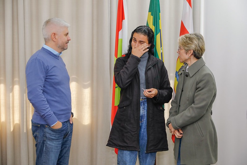 Prefeitura entrega apartamento retomado do Minha Casa Minha Vida para nova família