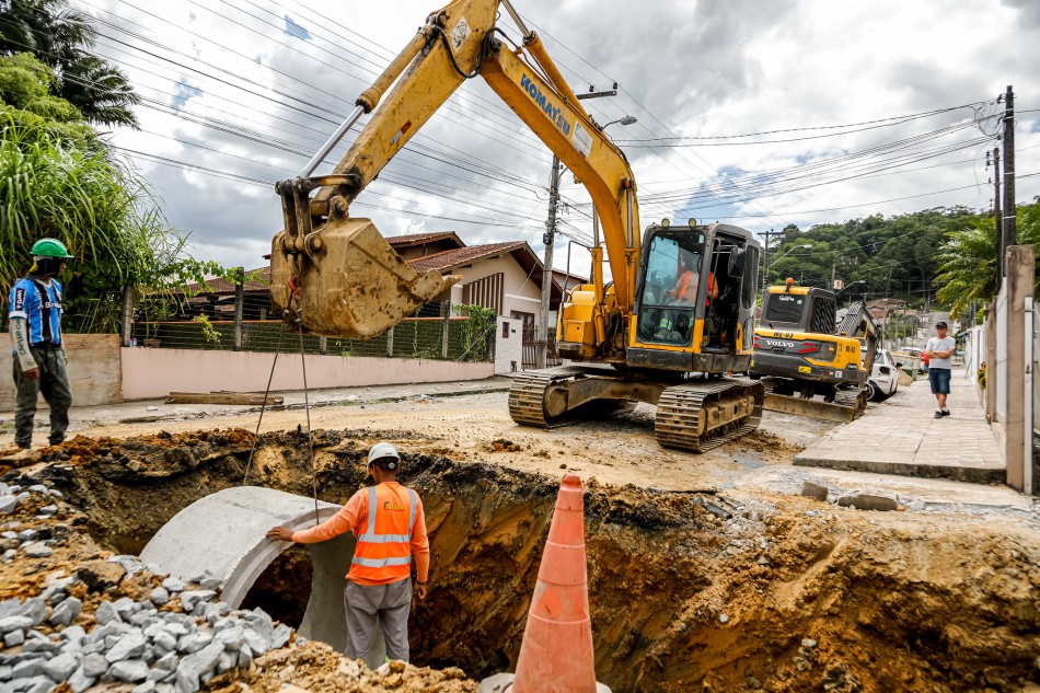Obra de macrodrenagem da Rua Divinópolis vai acabar com alagamentos na região