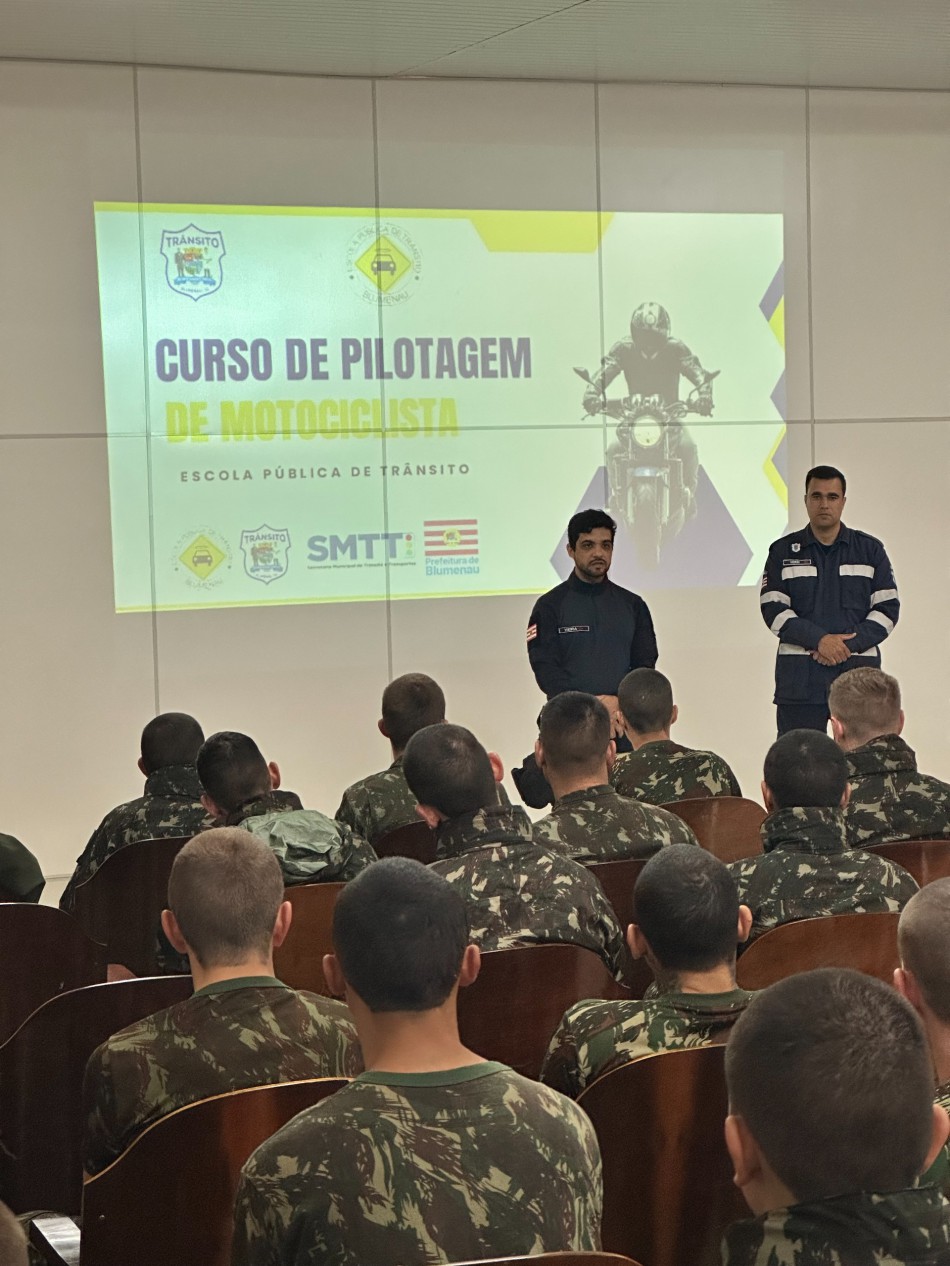 Aula de pilotagem de motos para soldados do 23º BI encerra programação do Maio Amarelo em Blumenau