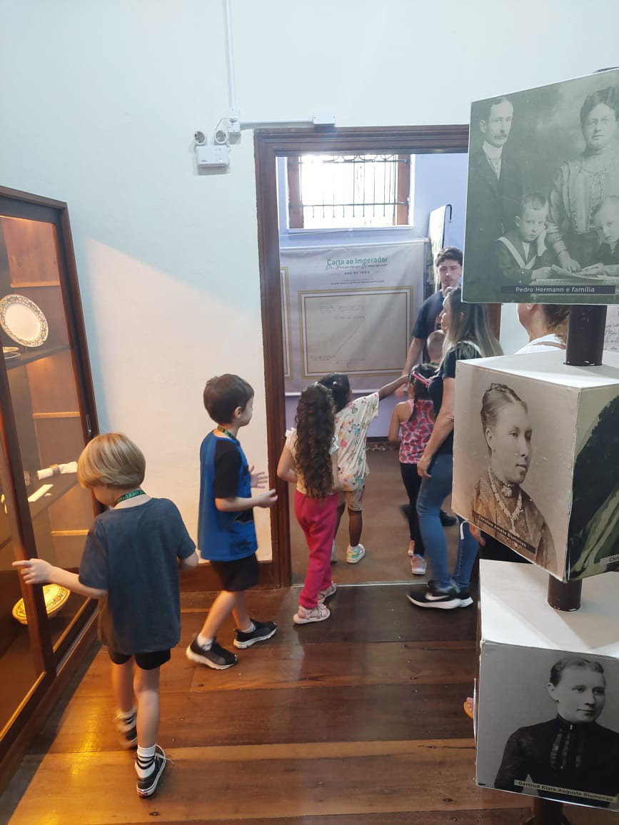 Alunos do CEI Luiz Vargas conhecem as curiosidades do Centro Histórico