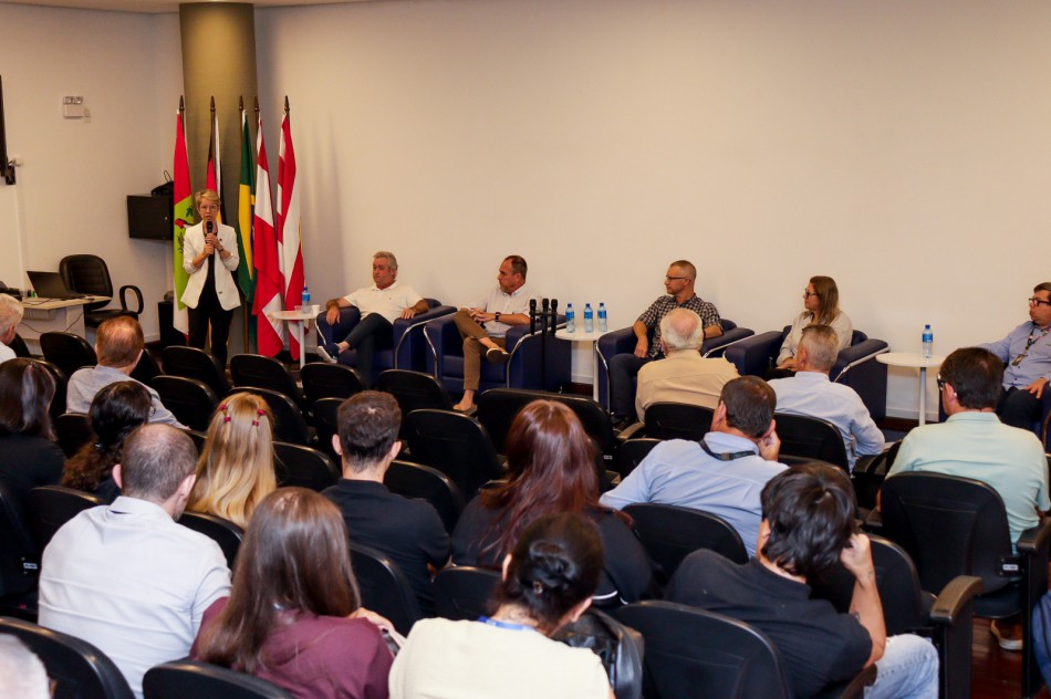 Poder público e indústria debatem licenciamento ambiental em Blumenau