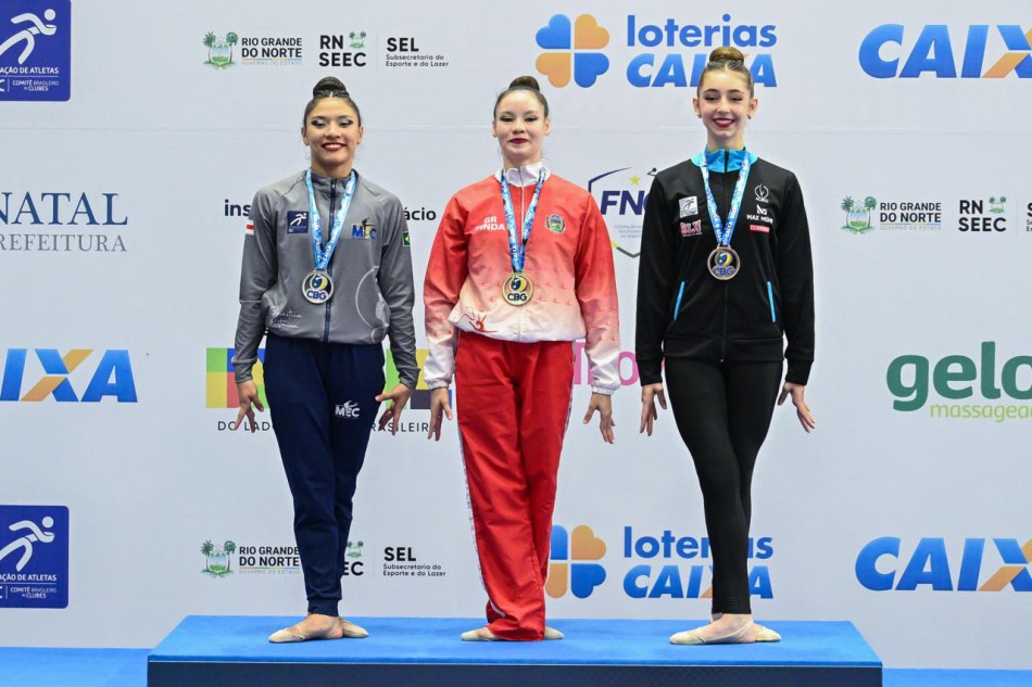 Final de semana de conquistas para atletas de Blumenau da ginástica rítmica, bolão 16, badminton e xadrez