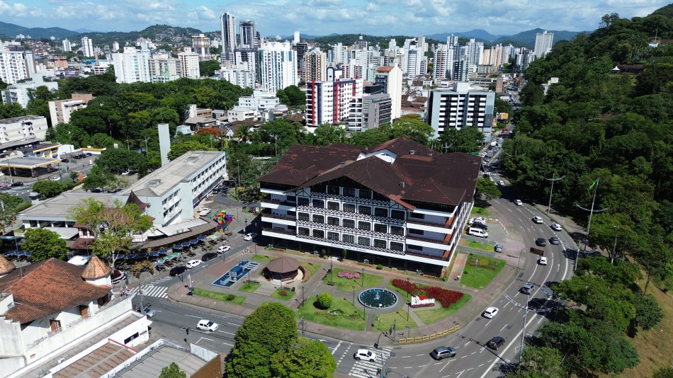 Comissão especial amplia controle e transparência nos contratos de compras da Prefeitura de Blumenau