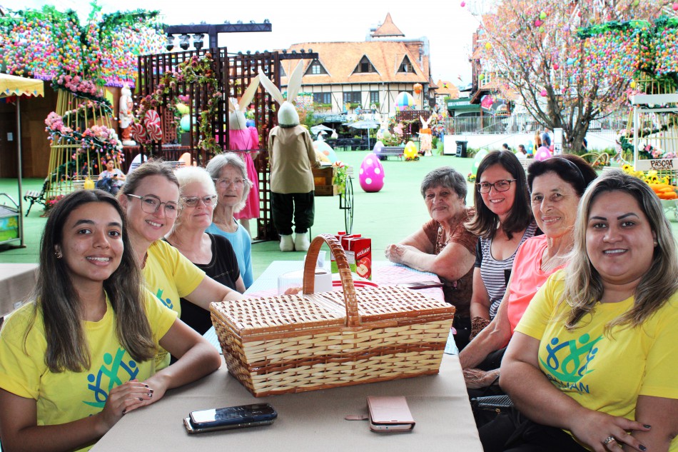 Páscoa em Blumenau promove momentos de inclusão e carinho com visitantes
