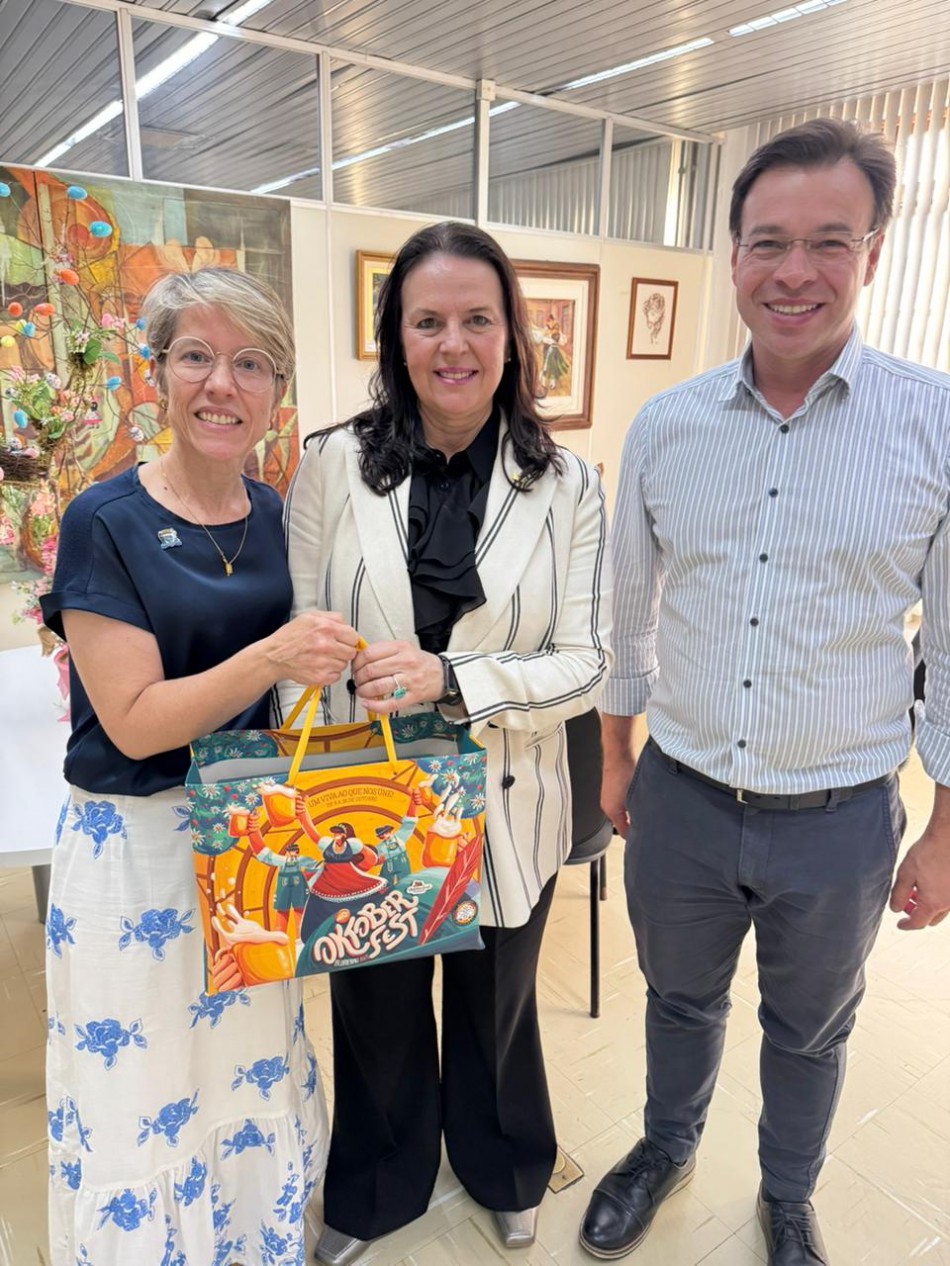 Representante do Centro Universitário da Baviera para a América Latina fortalece parcerias com Blumenau