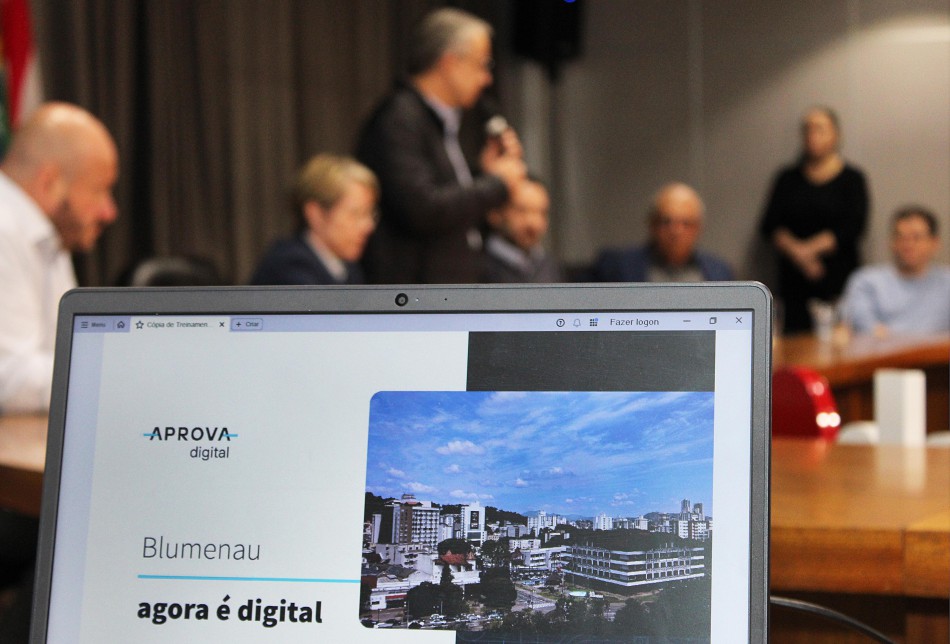 Sistema Aprova Digital é oficializado em Blumenau 