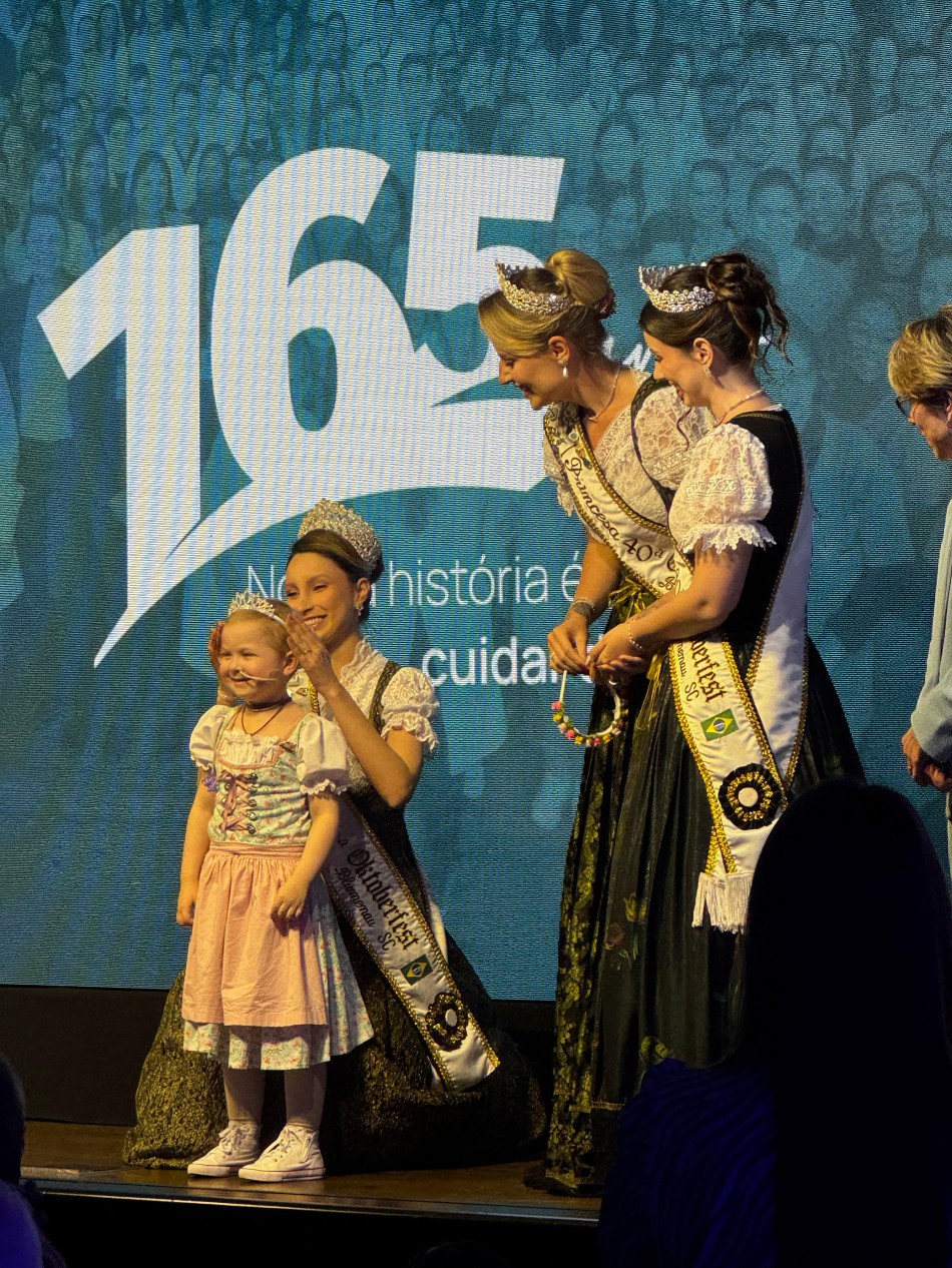 Oktoberfest Blumenau transforma alegria em esperança para pacientes da oncologia do Hospital Santo Antônio