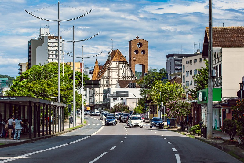 Prefeitura de Blumenau orienta motoristas e pedestres sobre cuidados no trânsito na volta às aulas