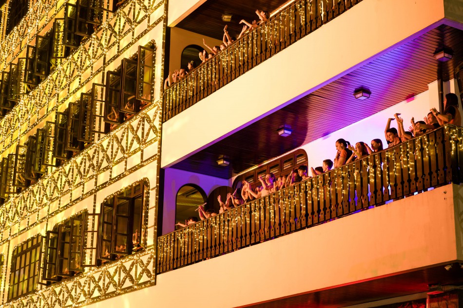 Cantata de Natal traz o espírito natalino para as janelas da Prefeitura de Blumenau