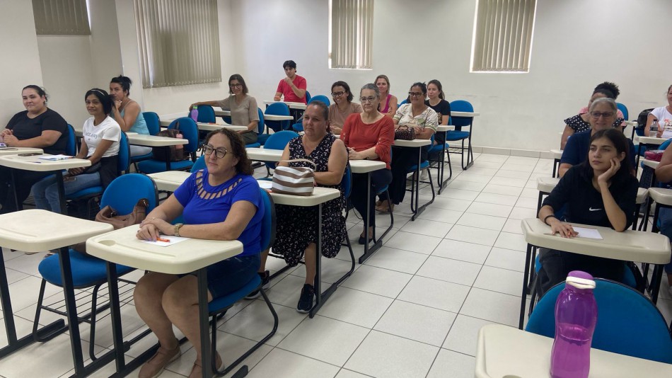 Pessoas atendidas na Assistência Social participam de capacitação gratuita de cuidador de idosos