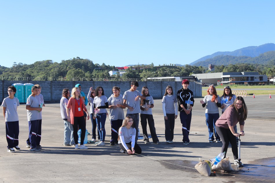 Estudantes de Blumenau participam da Olimpíada Brasileira de Foguetes no Aeroporto Quero-Quero