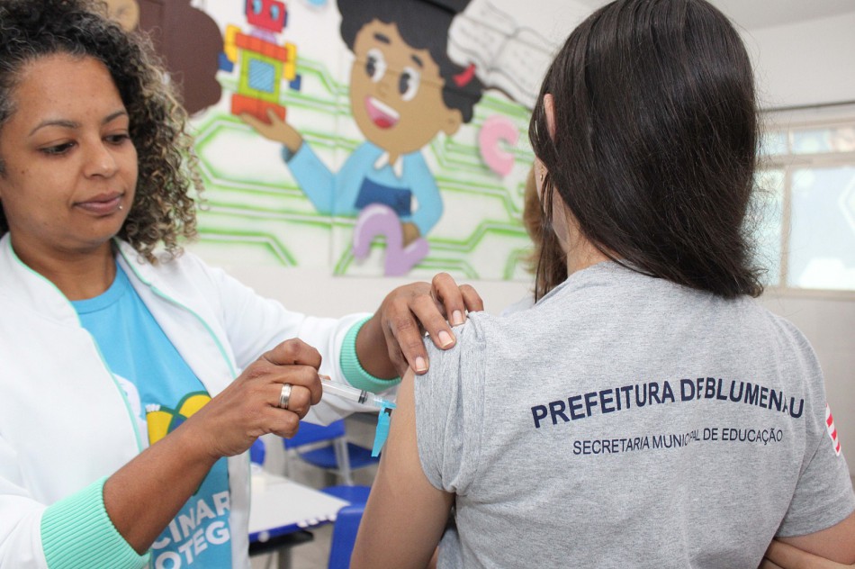 Oito escolas recebem a equipe de saúde para vacinação