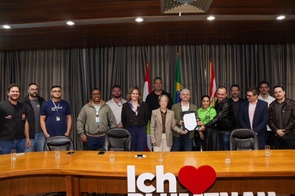 Prefeitura de Blumenau e Procon do Estado oficializam parceria para a adequação de fios de telefonia