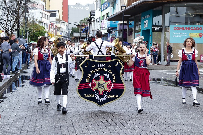 Desfile em comemoração aos 175 anos de Blumenau emociona público na Rua 15