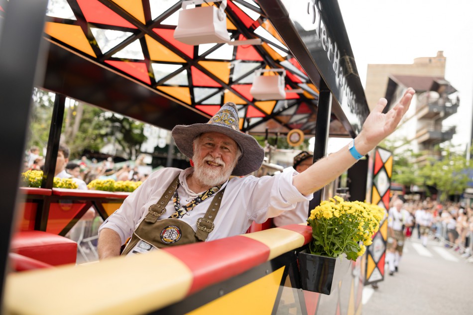 Prefeitura lança edital para nova atração dos desfiles da Oktoberfest Blumenau 2025