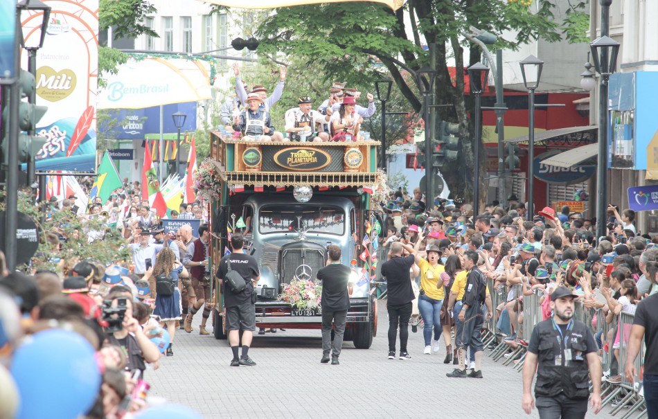 Planetapéia agita o público no penúltimo desfile da 40ª Oktoberfest Blumenau