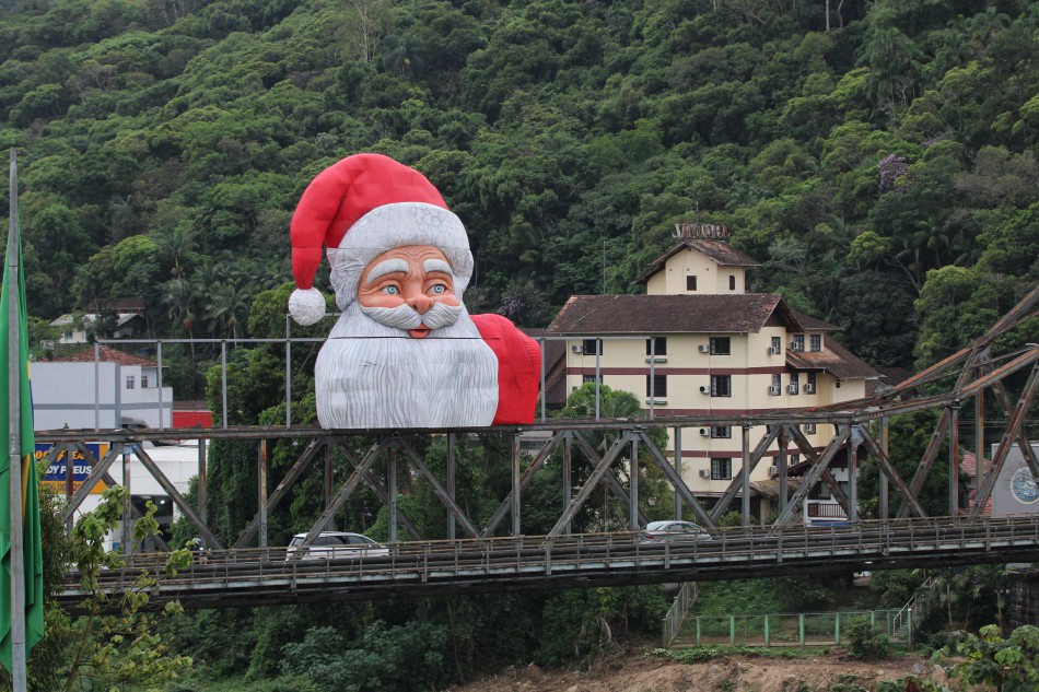 Ponte de Ferro ficará interditada na noite desta terça-feira para finalizar a montagem do Natal em Blumenau