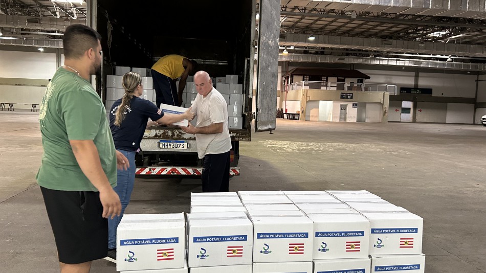 Samae envia água potável para vítimas das chuvas em cidades do Litoral