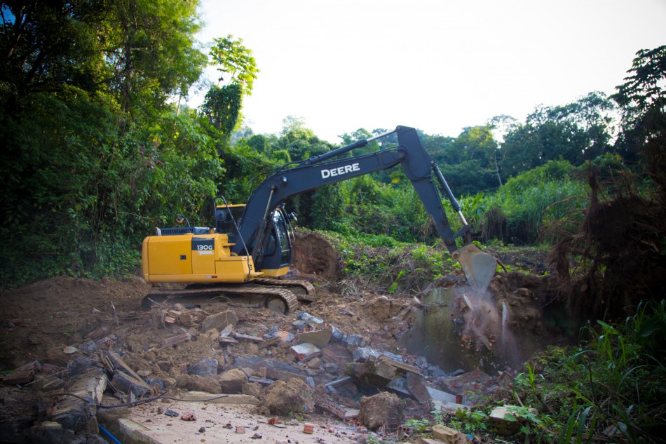 Defesa Civil participa de operação de desocupação de áreas irregulares na Água Verde