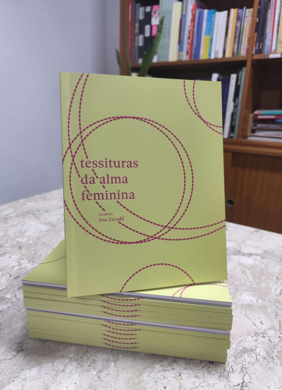 Catálogo impresso apresenta a exposição "Tessituras da Alma Feminina"