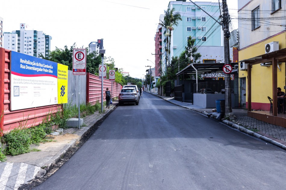 Prefeitura sinaliza ruas pavimentadas no Victor Konder e inverte sentido de uma delas