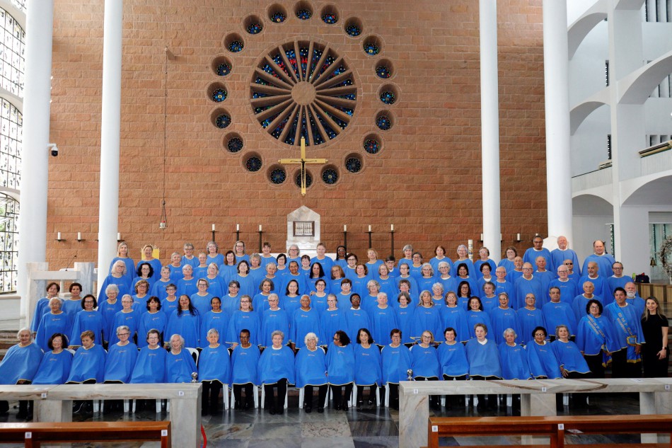Coral da Pró-Família emociona em missa de homenagem ao Dia da Pessoa Idosa