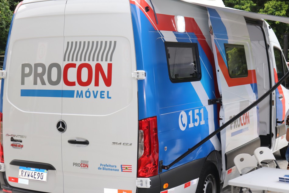 Procon Móvel recolhe denúncias de moradores do bairro Água Verde