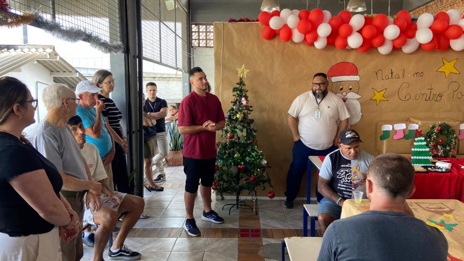 Pessoas em situação de rua participam de programação natalina no Centro POP