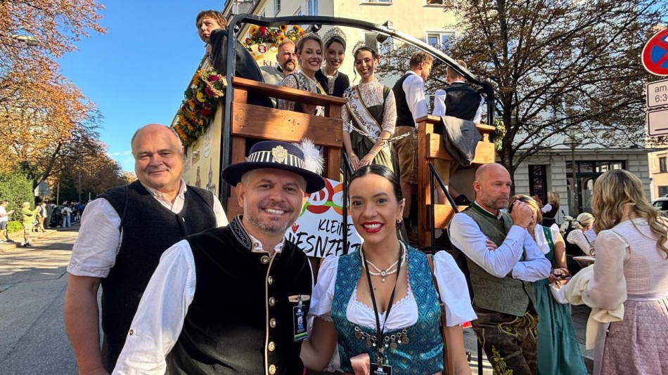Oktoberfest Blumenau faz estreia inédita em desfile da Oktoberfest de Munique