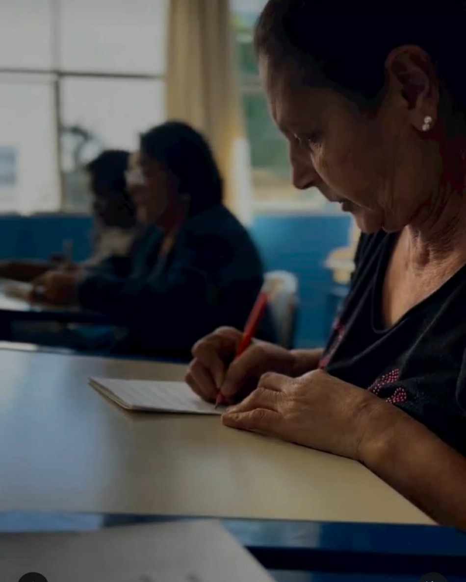 Idosos são alfabetizados em aulas na Pró-família