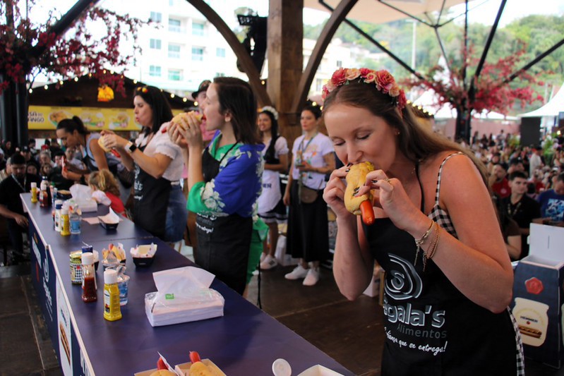 Concurso de comedores de Bratwurst celebra mais uma edição cheia de sabor e emoção na 40ª Oktoberfest Blumenau
